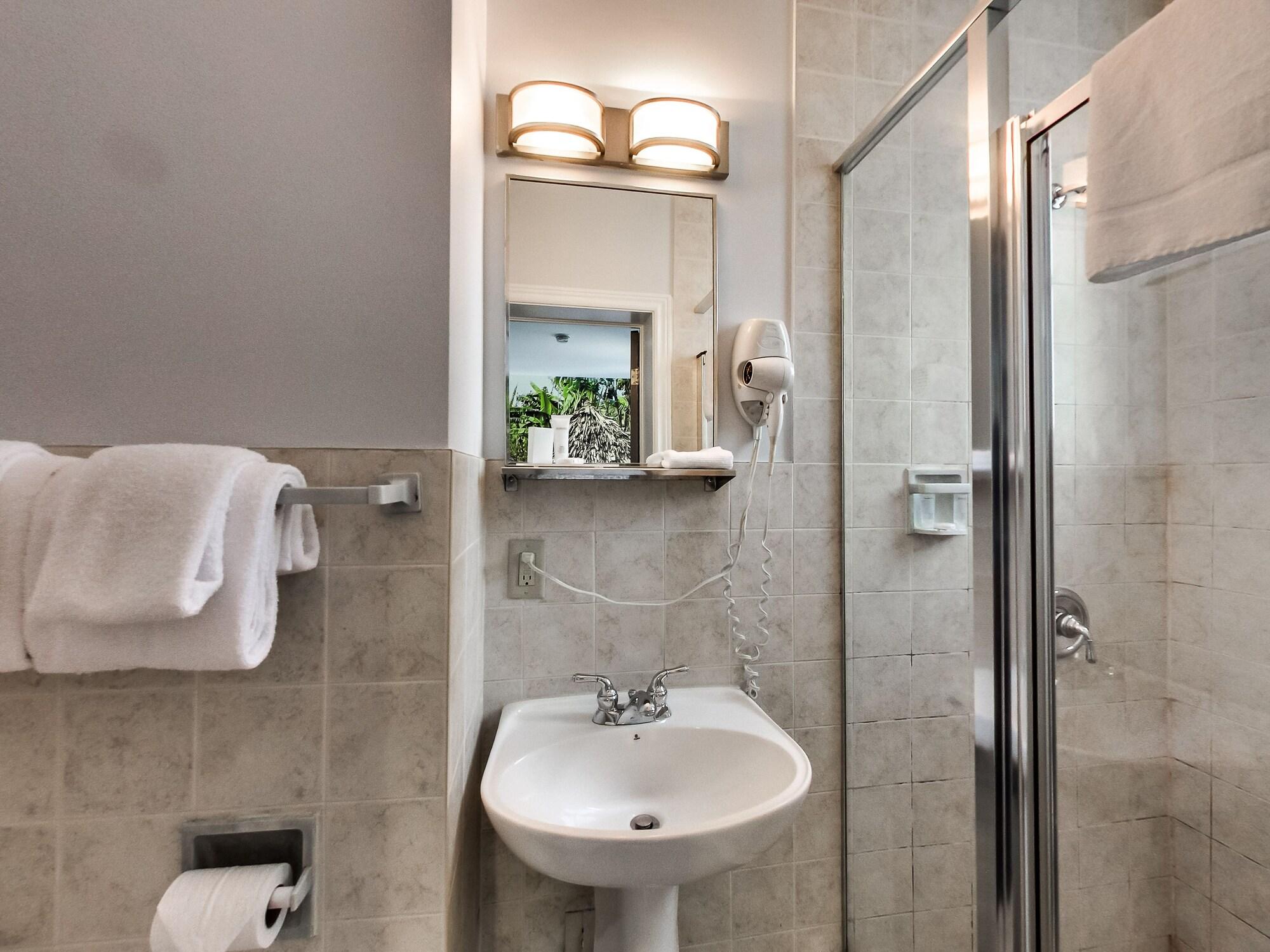 Isabella Hotel & Suites Торонто Экстерьер фото