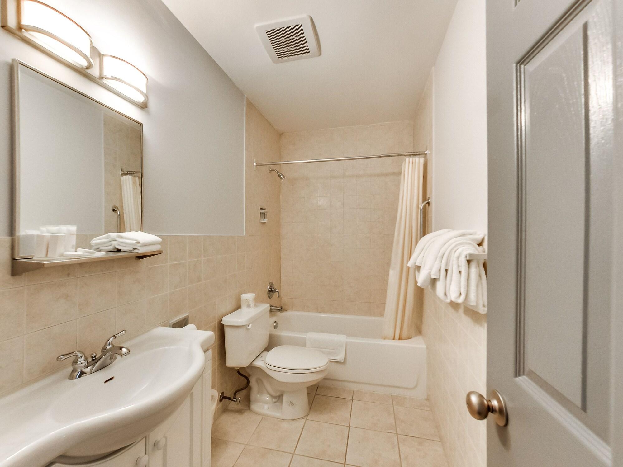 Isabella Hotel & Suites Торонто Экстерьер фото