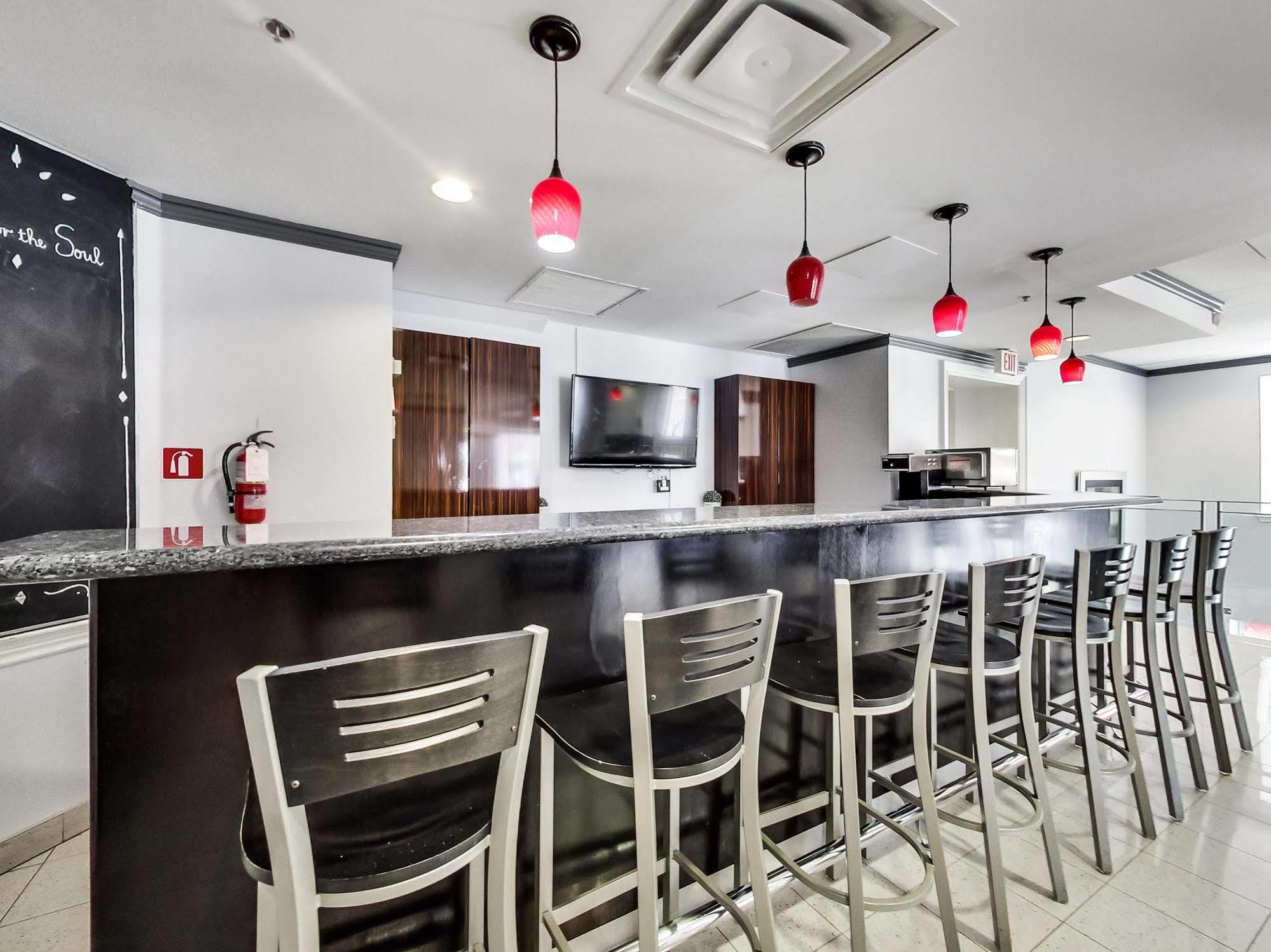 Isabella Hotel & Suites Торонто Экстерьер фото