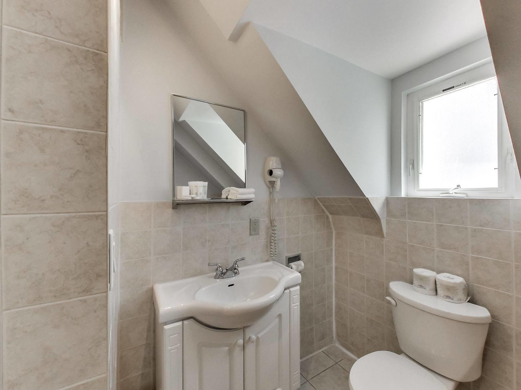 Isabella Hotel & Suites Торонто Экстерьер фото